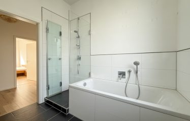 **Sanierte 3-Zimmer-Wohnung in modernisiertem Haus – mit exklusiver Einbauküche & Stellplatz**