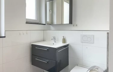 **Sanierte 3-Zimmer-Wohnung in modernisiertem Haus – mit exklusiver Einbauküche & Stellplatz**