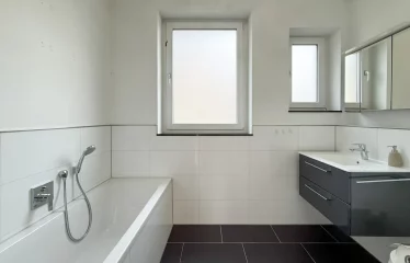 **Sanierte 3-Zimmer-Wohnung in modernisiertem Haus – mit exklusiver Einbauküche & Stellplatz**