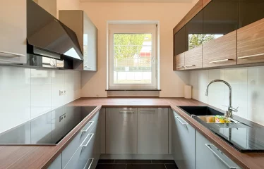 **Sanierte 3-Zimmer-Wohnung in modernisiertem Haus – mit exklusiver Einbauküche & Stellplatz**