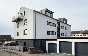 **Sanierte 3-Zimmer-Wohnung in modernisiertem Haus – mit exklusiver Einbauküche & Stellplatz**