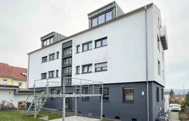 **Sanierte 3-Zimmer-Wohnung in modernisiertem Haus – mit exklusiver Einbauküche & Stellplatz**