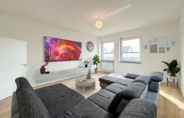 **Sanierte 3-Zimmer-Wohnung in modernisiertem Haus – mit exklusiver Einbauküche & Stellplatz**